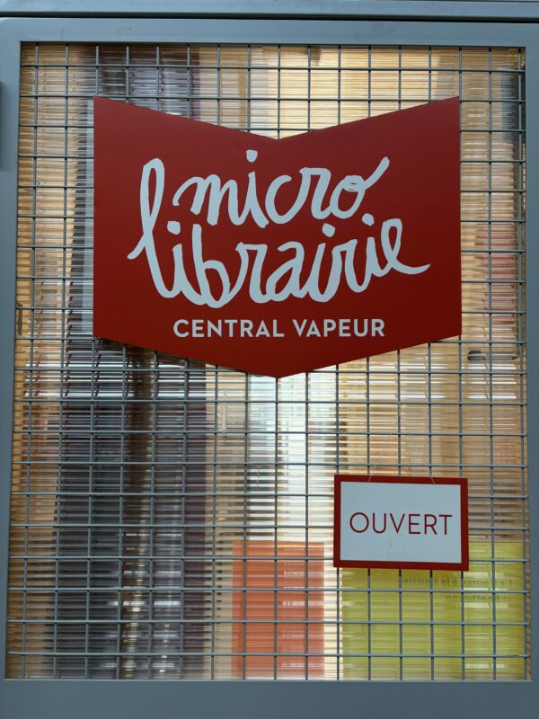 Photo de la porte d'entrée de la micro-librairie