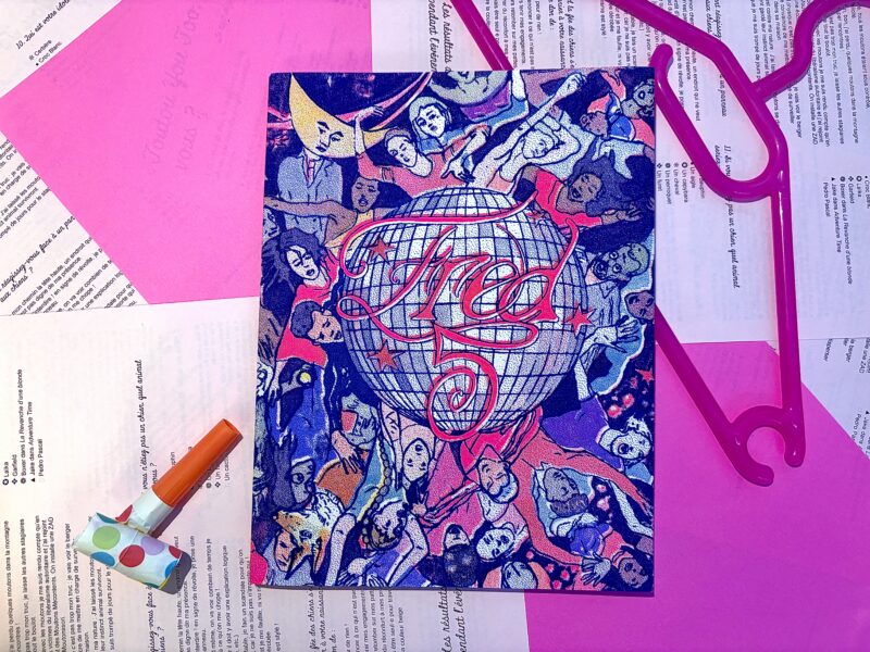 Exemplaire de FRED 5, imprimé en risographie, tons rose et violet fluo, boule disco au centre.