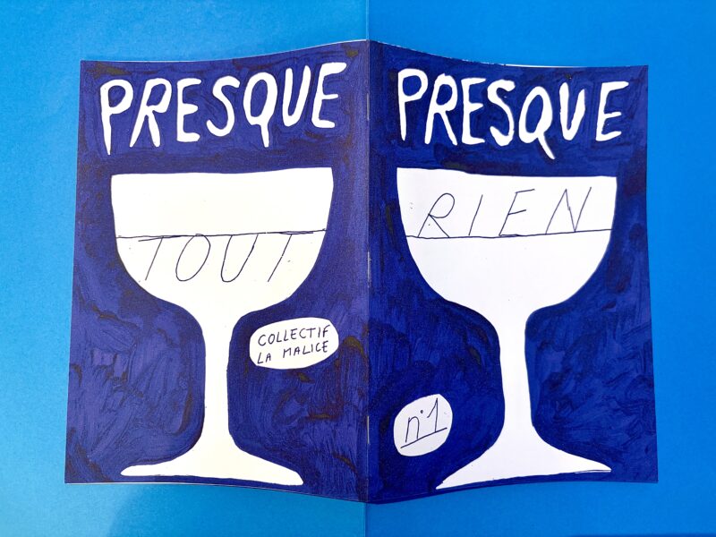 Exemplaire de « Presque rien », revue bleu foncé avec un verre dans lequel est écrit 
