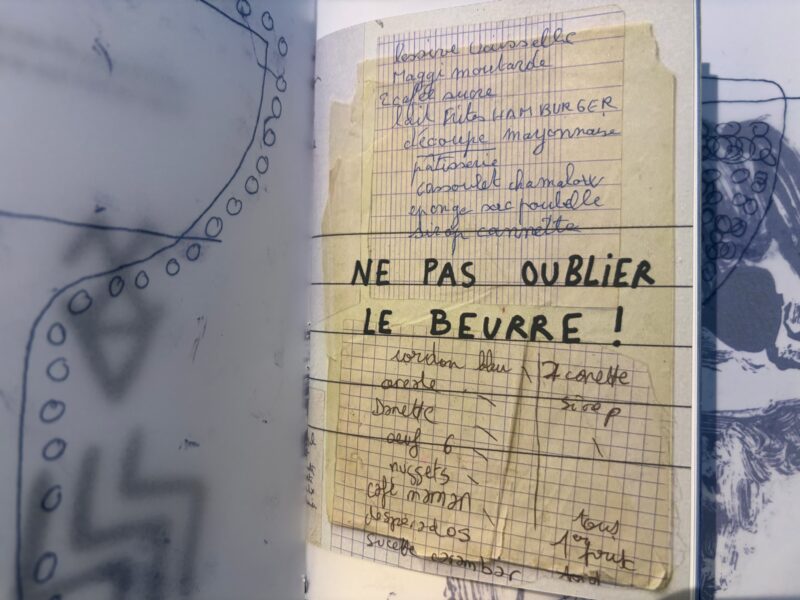 Page exclusive de « Presque rien » où on peut retrouver des listes de courses dans l'encart du livre.